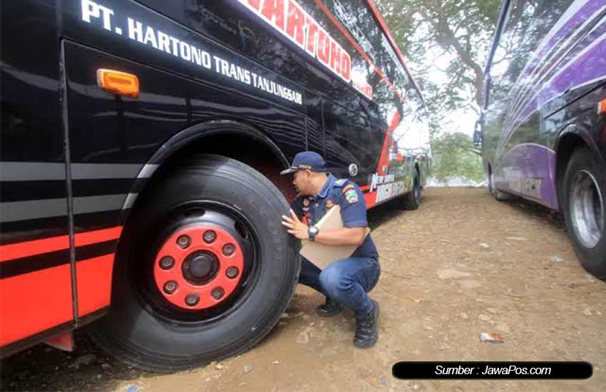 Ganti Ban Bus Pariwisata